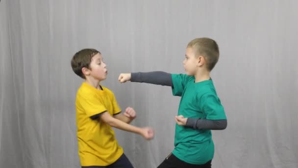 Due atleti in t-shirt colorate allenano esercizi di coppia - Filmati, video