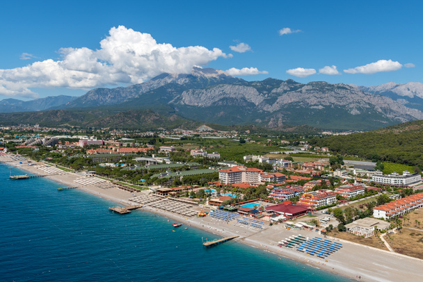 Vista aérea de las playas y los opeles en la costa mediterránea en la Riviera turca en las inmediaciones de Kemer - Foto, Imagen