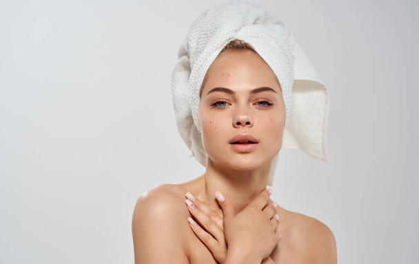 Donna semi-nuda raddrizza un asciugamano sulla sua testa modello di capelli pelle pulita - Foto, immagini