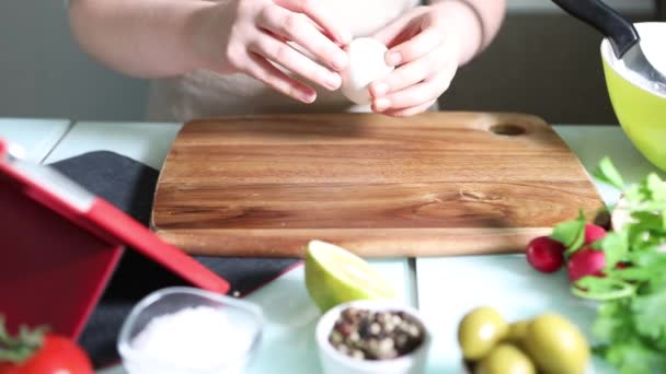 Tween főzés szerint a tutorial az online virtuális mesterkurzus, és nézi a digitális recept, használata érintőképernyős tabletta főzés közben egészséges étkezés a konyhában otthon - Felvétel, videó