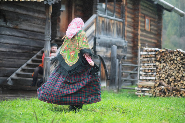 Rituais eslavos tradicionais no estilo rústico. Ao ar livre no verão. Quinta da aldeia eslava. Camponeses com roupões elegantes. - Foto, Imagem