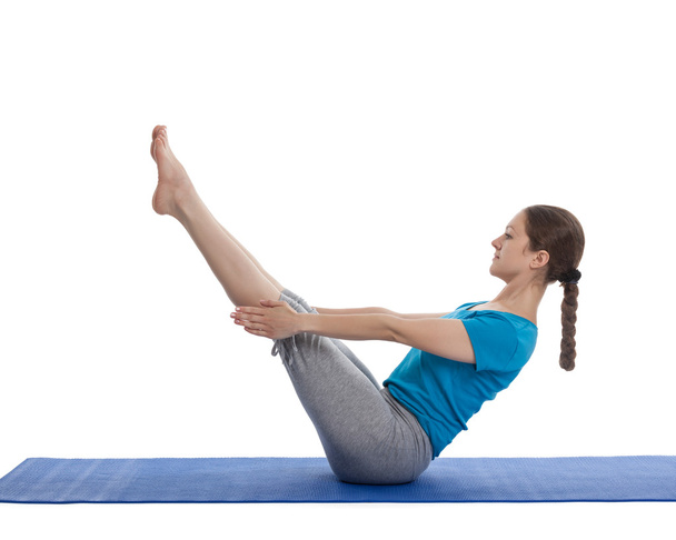 Yoga - junge schöne Frau macht Yoga Asana Excerise - Foto, Bild