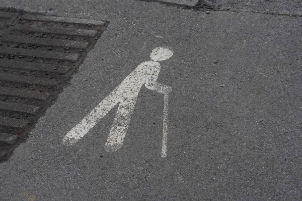 un panneau d'aide à la marche et d'accessibilité, marqué dans la rue - Photo, image