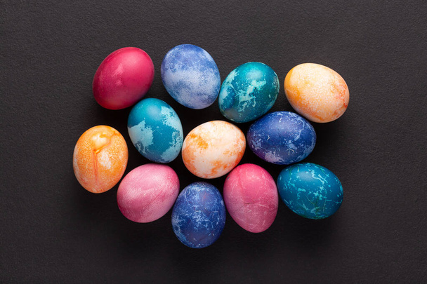 Huevos de Pascua sobre fondo de piedra oscura - Foto, Imagen