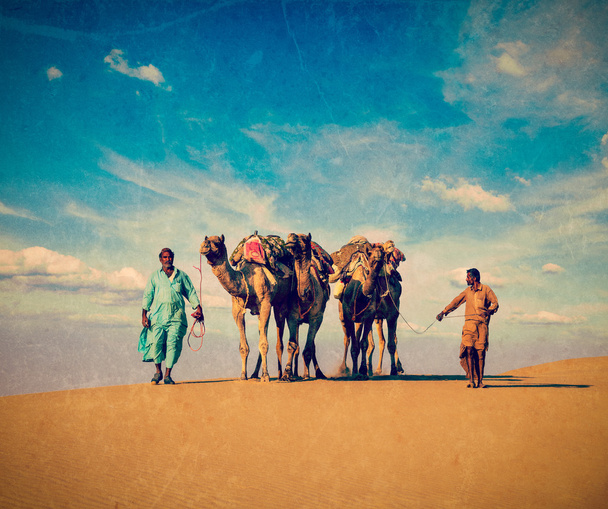dva cameleers v dunách pouště thar - Fotografie, Obrázek