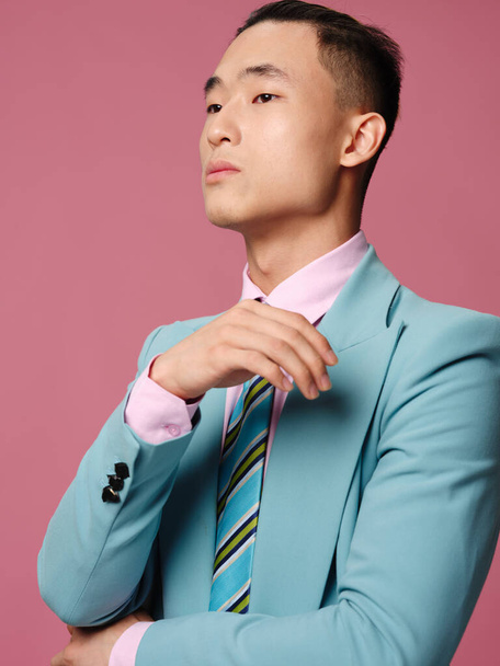 hombre asiático apariencia estilo de vida recortado vista rosa fondo tie manager - Foto, imagen