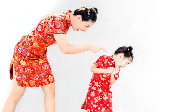 азіатська сімейна дія з матір'ю знущається над дитиною з сукнею чонсам на ізольованому фоні
 - Фото, зображення