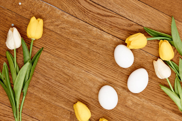 αυγά και τουλίπες, διακοπές τρώγοντας. Υψηλής ποιότητας φωτογραφία - Φωτογραφία, εικόνα