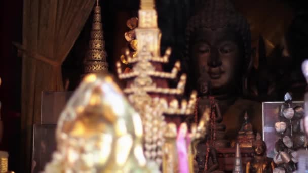 Buddha kép a Wat Phra, hogy Doi Kham templom közelében Chiang Mai Észak-Thaiföldön - Felvétel, videó