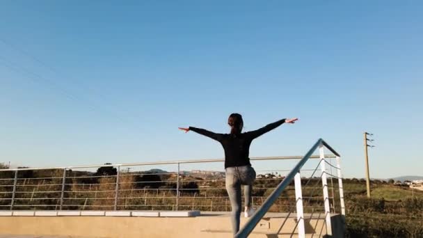 Joven bailarina baila en los stands de un teatro al aire libre - Imágenes, Vídeo