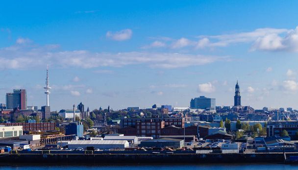 El paisaje urbano de Hamburgo desde la perspectiva de Cruise Terminal Steinwerder - Foto, Imagen