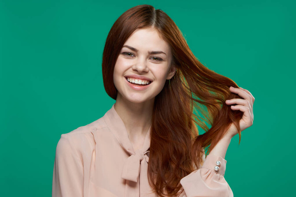 Güzel kadın çekici saç cazibesi gülümseme stüdyo yeşil arka plan - Fotoğraf, Görsel