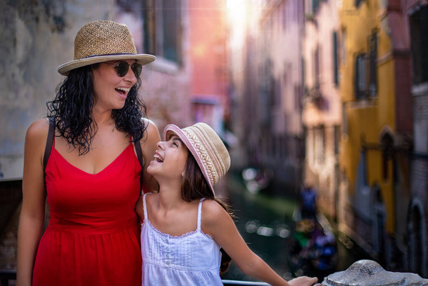 Venice İtalya kanalındaki turist ailesi üyeleri. Tatil kavramı. - Fotoğraf, Görsel