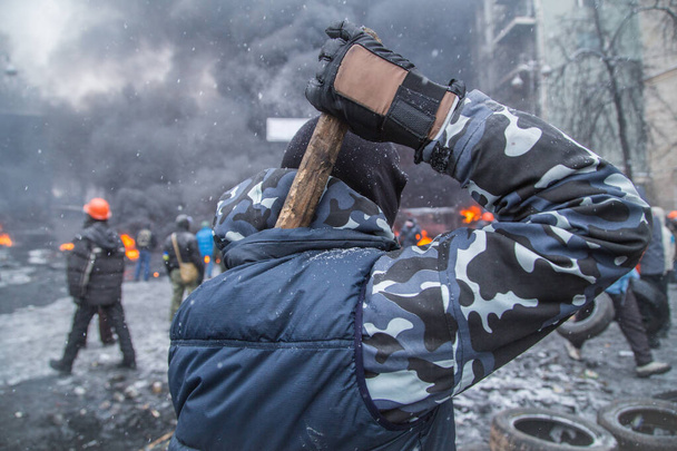 Protestas callejeras en Kiev. Manifestante con una porra. - Foto, Imagen