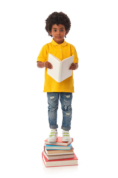 Bambino afro-americano con libri su sfondo bianco - Foto, immagini