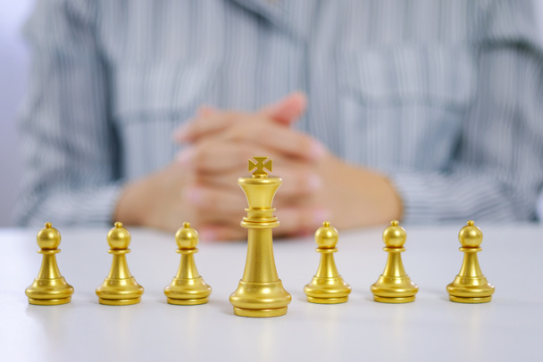Henkilöstöhallinnon konsepti urasuunnittelu käsien yhteensopimattomalla suunnittelulla shakkihahmojen kanssa - Valokuva, kuva