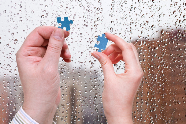mains masculines et féminines avec de petites pièces de puzzle
 - Photo, image