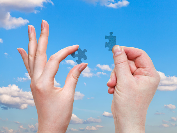mains masculines et féminines avec de petites pièces de puzzle
 - Photo, image