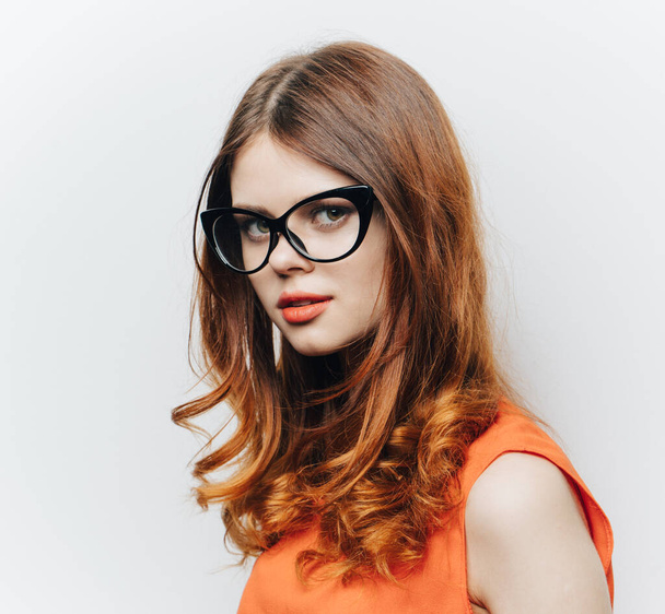 гарна жінка в помаранчевому сараї і окулярах портрет макіяжу
 - Фото, зображення