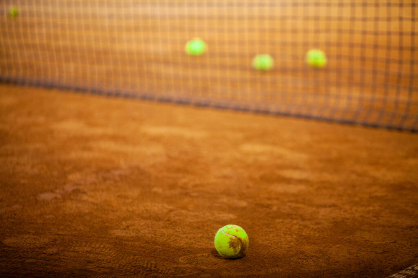 テニスコートのテニスボール。テニスゲーム。スポーツ、レクリエーションの概念 - 写真・画像