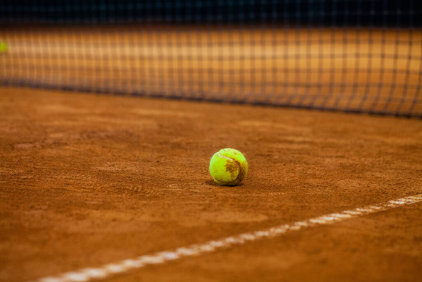 Теннисные мячи на теннисном корте. Теннисная игра. Спорт, концепция отдыха - Фото, изображение