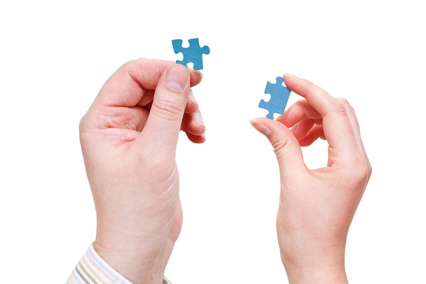мужские и женские руки с маленькими кусочками головоломки
 - Фото, изображение