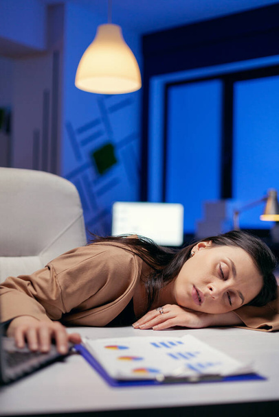 Portret przepracowanej bizneswoman śpiącej - Zdjęcie, obraz
