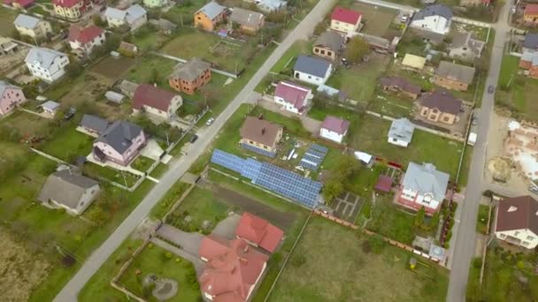 Vista aérea de los tejados de las casas en la zona residencial del barrio rural. - Metraje, vídeo