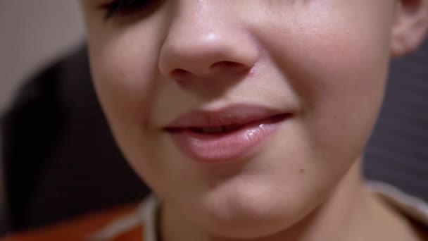 Teenage Boy 'da Güzel Beyaz Dişli Gülümse. Yüzün Bir Parçası - Video, Çekim