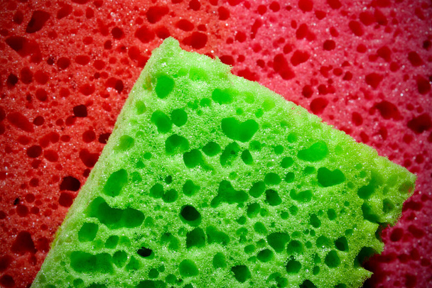 Close up imagem de uma esponja verde e vermelha.  - Foto, Imagem