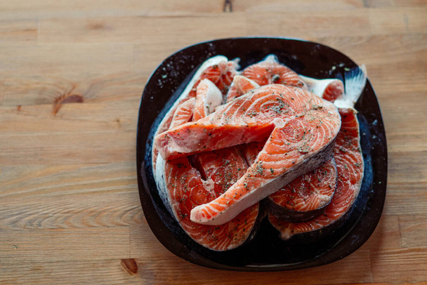 Красная маринованная рыба на блюде деликатес из морепродуктов - Фото, изображение