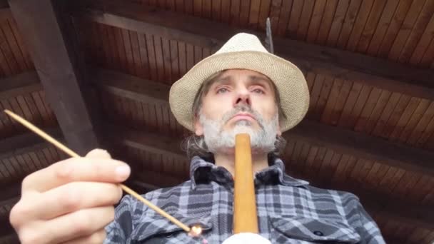 uomo con tradizionale tubo indiano nativo americano - Filmati, video