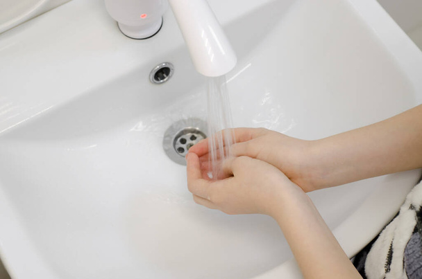 子供は手を洗う。赤ちゃんの石鹸の手を閉じて - 写真・画像