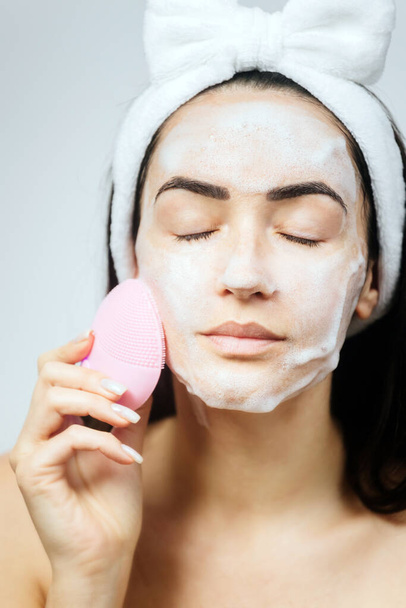  Kadın yüz temizleme için temizleme fırçası kullanıyor  - Fotoğraf, Görsel