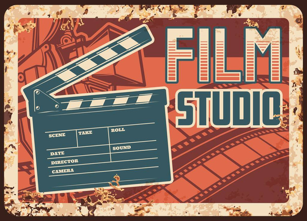 Στούντιο ταινιών σκουριασμένη μεταλλική πλάκα με vector clapperboard, κάμερα και filmstrip. Ρετρό αφίσα σχεδιασμού για τον κινηματογράφο πρεμιέρα, κινηματογράφος βιομηχανία vintage σφραγίδα σκουριά κασσίτερος, ferruginous κάρτα προώθησης - Διάνυσμα, εικόνα