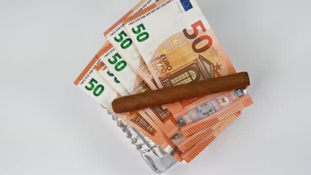 Banconote da 50 euro con sigarette sul posacenere - Filmati, video
