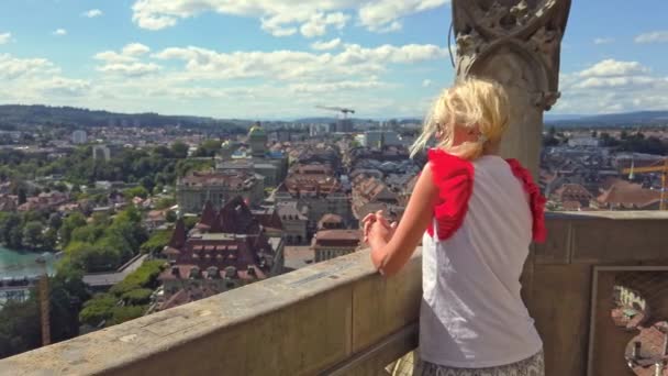 Жіночий турист у Берні (Швейцарія) - Кадри, відео