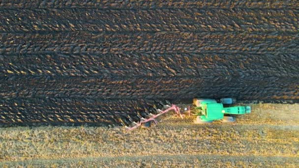 Vista aérea de un tractor arando campo agrícola. - Imágenes, Vídeo