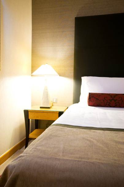 διπλό κρεβάτι στο δωμάτιο του ξενοδοχείου - Φωτογραφία, εικόνα