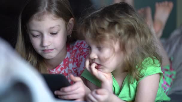  Lähikuva 2 kaksi tyttöä lepää sohvalla älypuhelimella - Materiaali, video