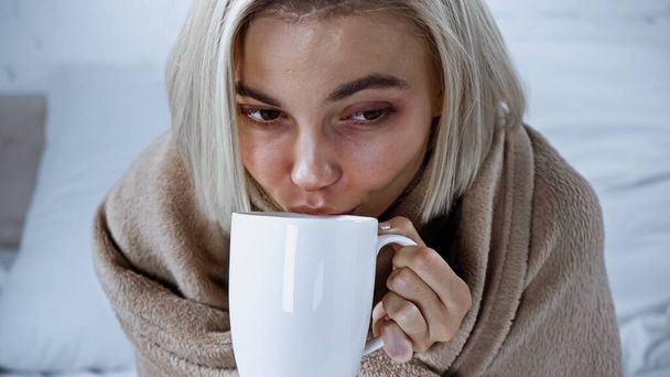 młoda chora kobieta pijąca ciepły napój w sypialni - Zdjęcie, obraz