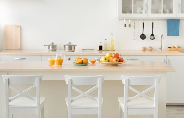 Vitamiinit, hedelmät, terveydenhuolto ja tyylikäs keittiö uudessa vuokra-asunnossa - Valokuva, kuva