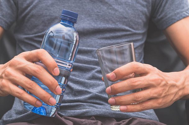 Juo puhdasta vettä terveydelle - Valokuva, kuva