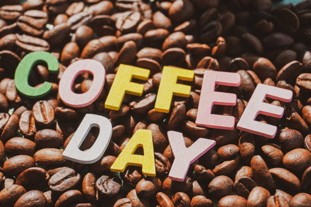 焙煎したコーヒー豆とコーヒーの日の文言. - 写真・画像