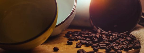 tazas negras 2bowl y granos de café con hermoso concepto de luz saludable por caffeine.For banner web. - Foto, imagen