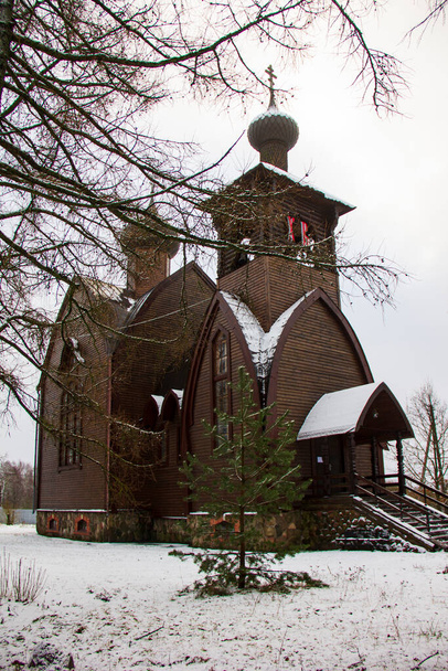 Kerk van de Opstanding van Christus in het dorp Voskresenskoye. - Foto, afbeelding