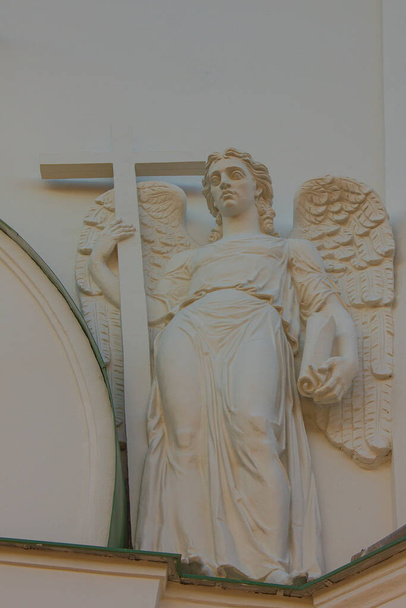 Памятник ангелу на фасаде Кафедрального собора Екатерины Великомученицы, г. Пушкин. - Фото, изображение