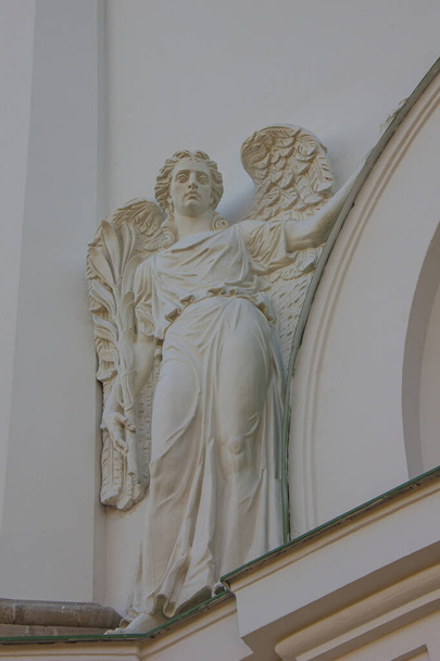 Egy angyal szobra a Nagy Katalin mártír katedrális homlokzatán, Puskin városában.. - Fotó, kép