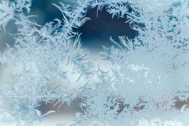 Motifs de glace sur verre gelé. Modèle de glace abstrait sur le verre d'hiver comme image de fond. Copier, espace vide pour le texte. - Photo, image