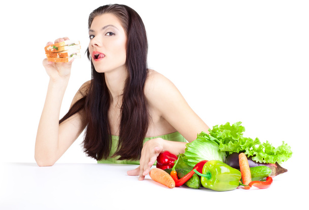 Молодая девушка с овощами
 - Фото, изображение
